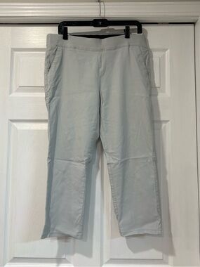 Vera Wang Light Gray Capris